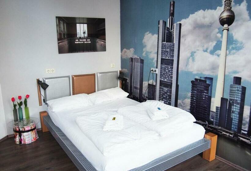 اتاق استاندارد با سرویس بهداشتی مشترک, Box61 Art Concept Flat