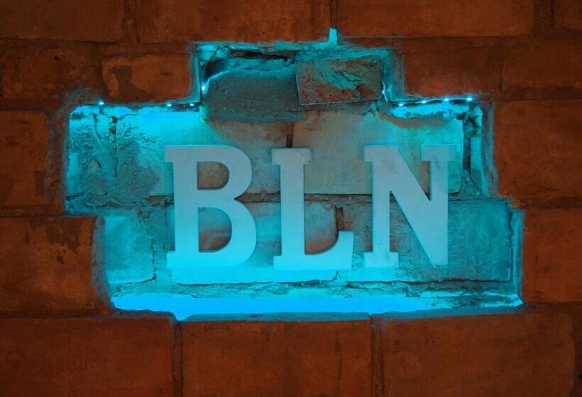 اتاق استاندارد با سرویس بهداشتی مشترک, Box61 Art Concept Flat