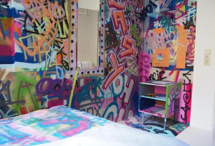 اتاق استاندارد با سرویس بهداشتی مشترک, Box61 Art Concept Flat