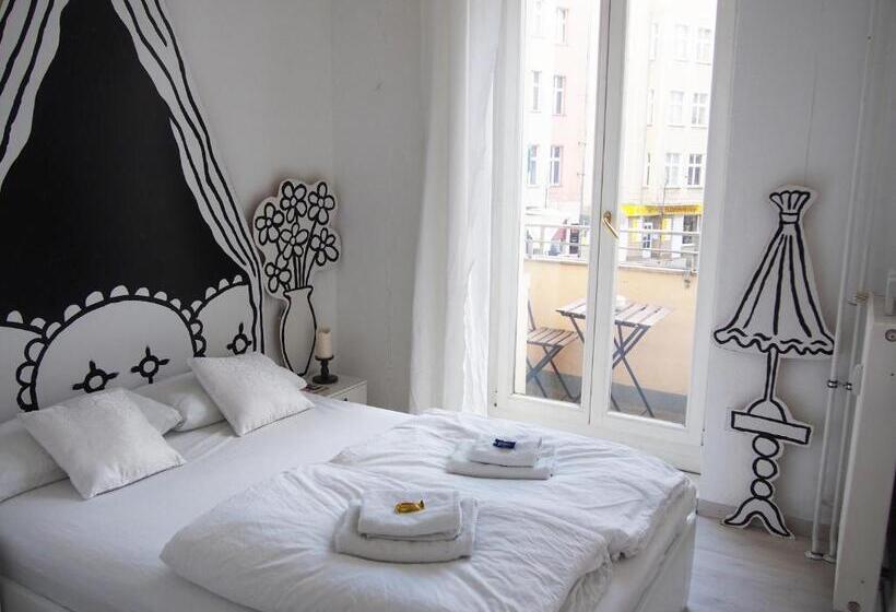 اتاق استاندارد با سرویس بهداشتی مشترک, Box61 Art Concept Flat