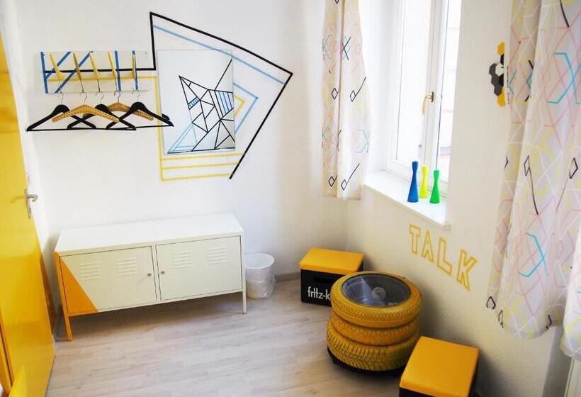 اتاق استاندارد با سرویس بهداشتی مشترک, Box61 Art Concept Flat