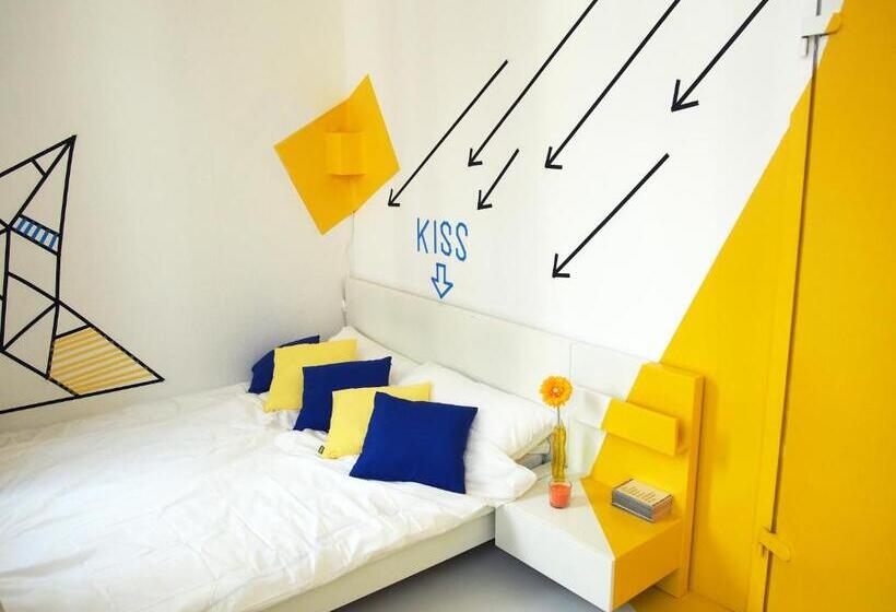 اتاق استاندارد با سرویس بهداشتی مشترک, Box61 Art Concept Flat