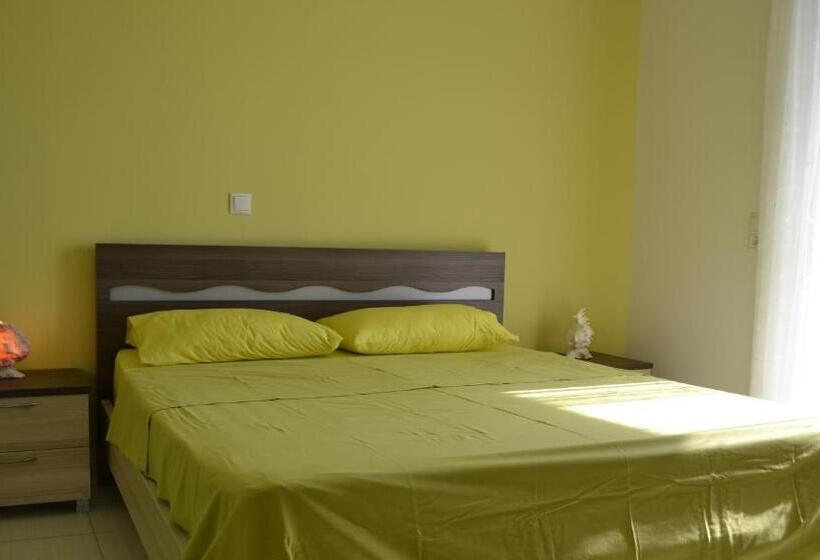 חדר סטנדרט לשלושה עם נוף לגינה, Riviera Rooms