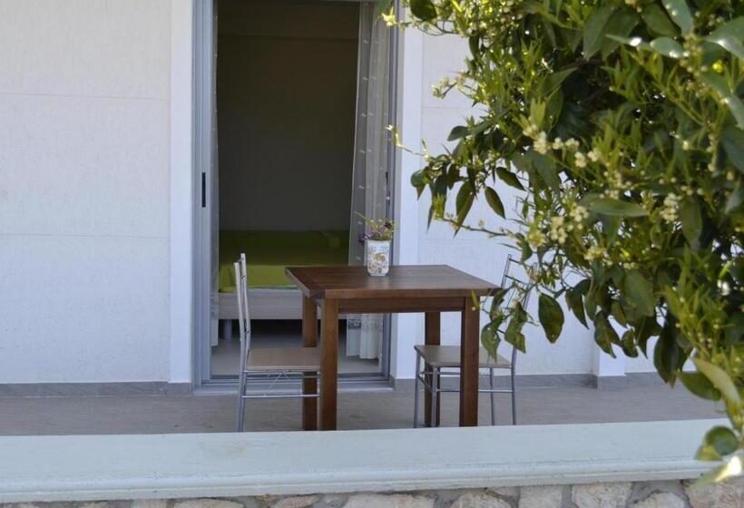 חדר סטנדרט לשלושה עם נוף לגינה, Riviera Rooms