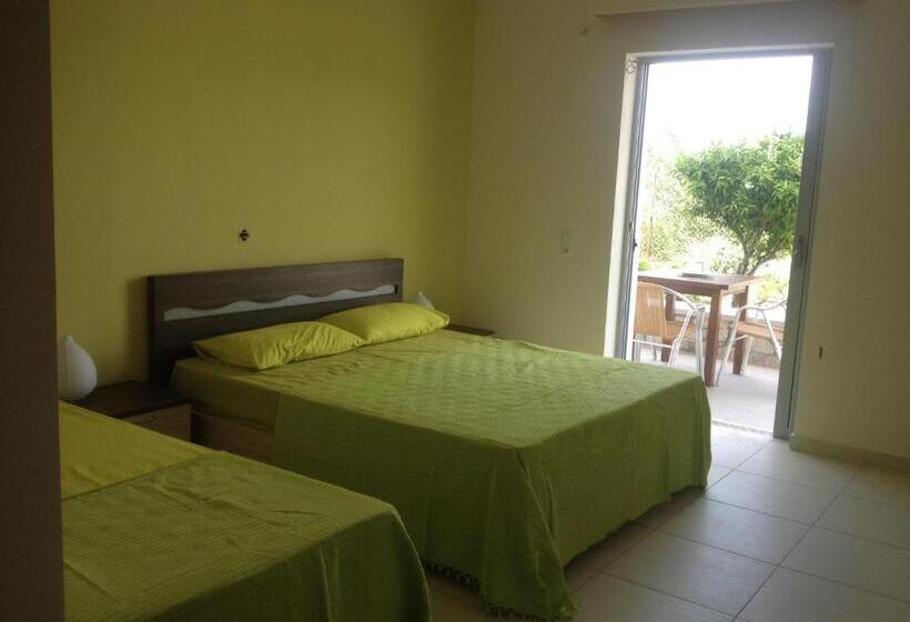 חדר סטנדרט לשלושה עם נוף לגינה, Riviera Rooms