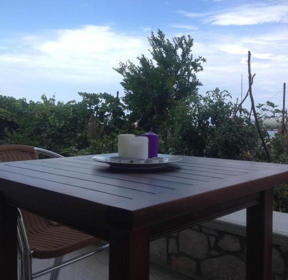 חדר סטנדרט לשלושה עם נוף לגינה, Riviera Rooms