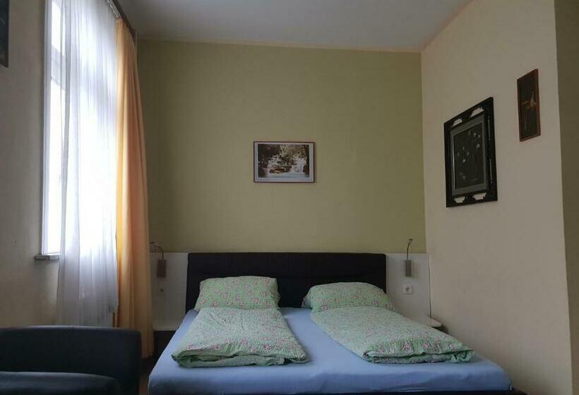 Номер Deluxe, Alte Post