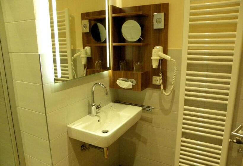 高级大房间, Frommanns Land