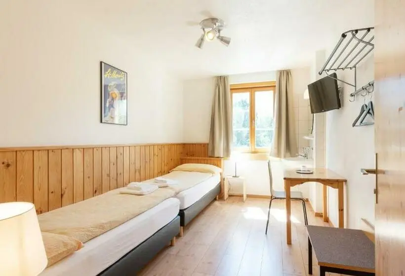 Chambre Standard Salle de Bains Commune, Hostel By Randolins