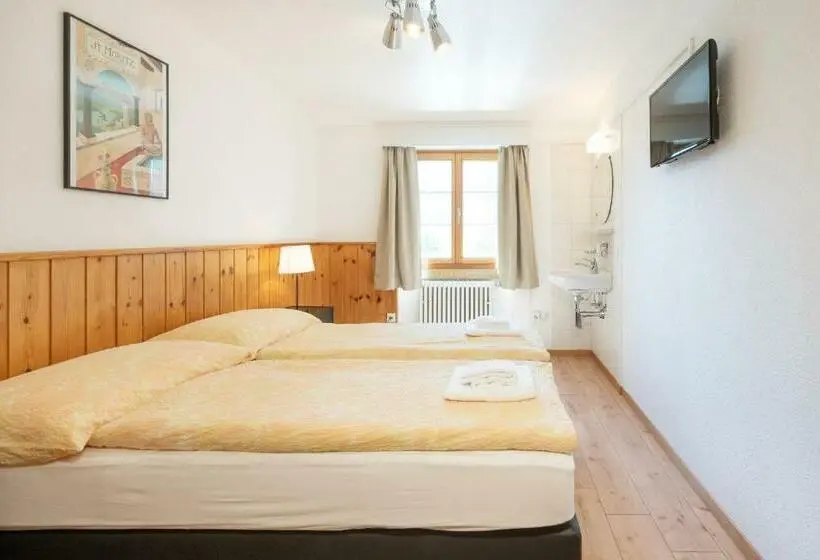 Chambre Standard Salle de Bains Commune, Hostel By Randolins