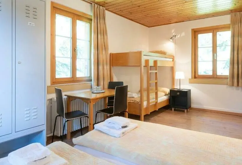 Chambre Quadruple Économique avec Salle de Bains Commune, Hostel By Randolins