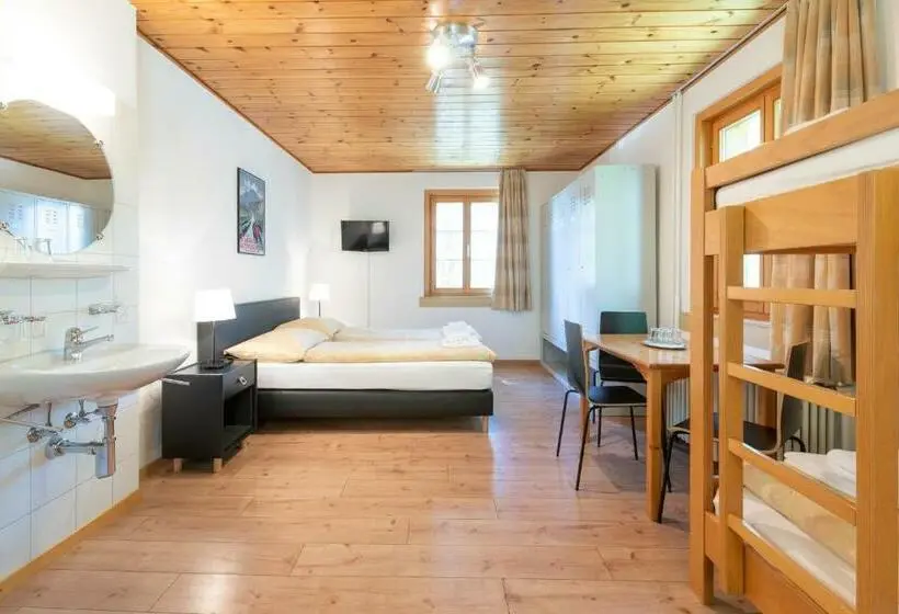 Chambre Quadruple Économique avec Salle de Bains Commune, Hostel By Randolins