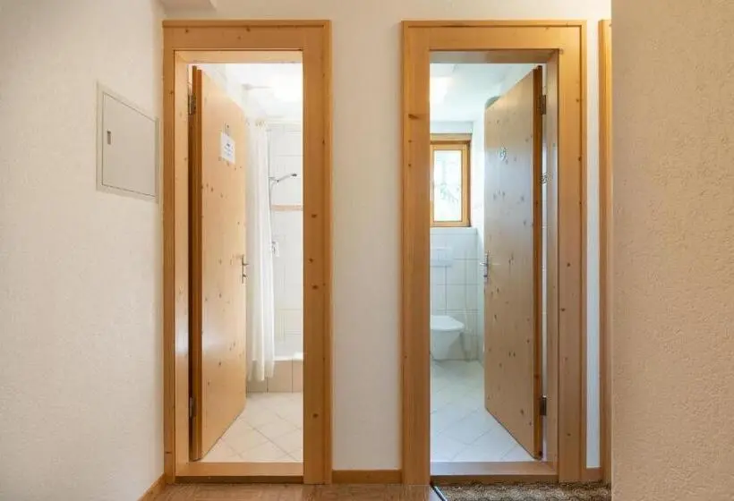 Chambre Triple Standard Salle de Bains Commune, Hostel By Randolins