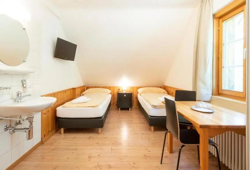 Chambre Triple Standard Salle de Bains Commune, Hostel By Randolins