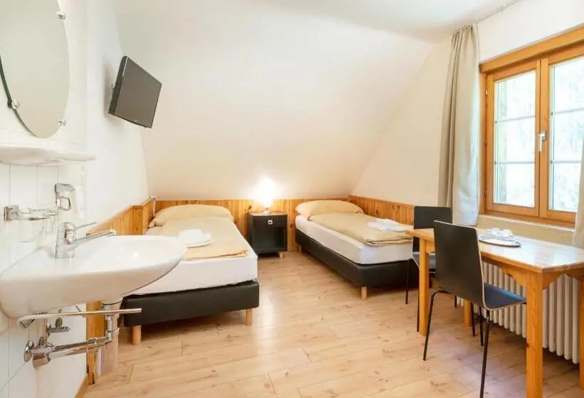 Chambre Triple Standard Salle de Bains Commune, Hostel By Randolins