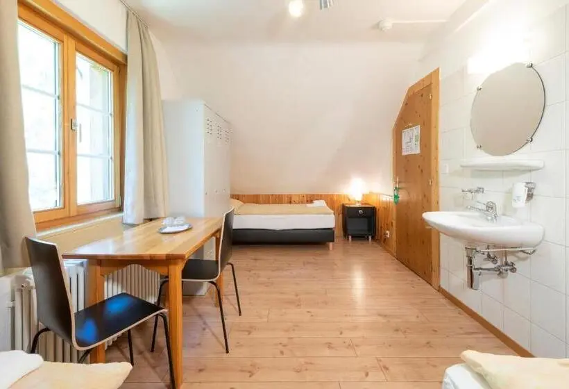 Chambre Triple Standard Salle de Bains Commune, Hostel By Randolins