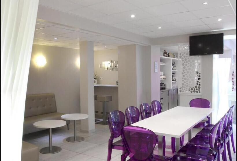 חדר משפחתי, Hôtel Peyramale