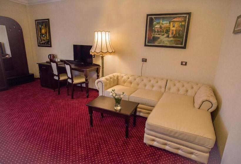 Junior Suite, Magus