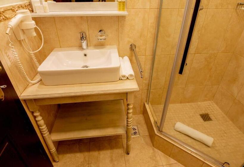 Junior Suite, Magus