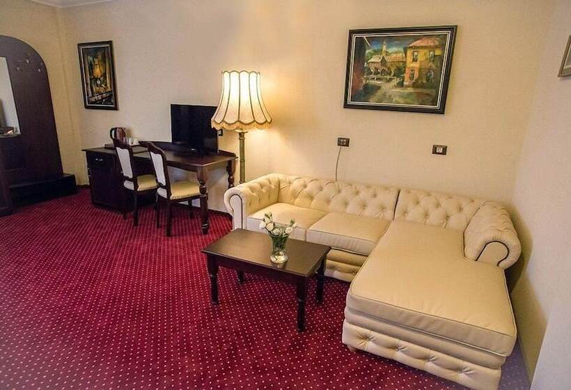 ジュニアスイート, Magus