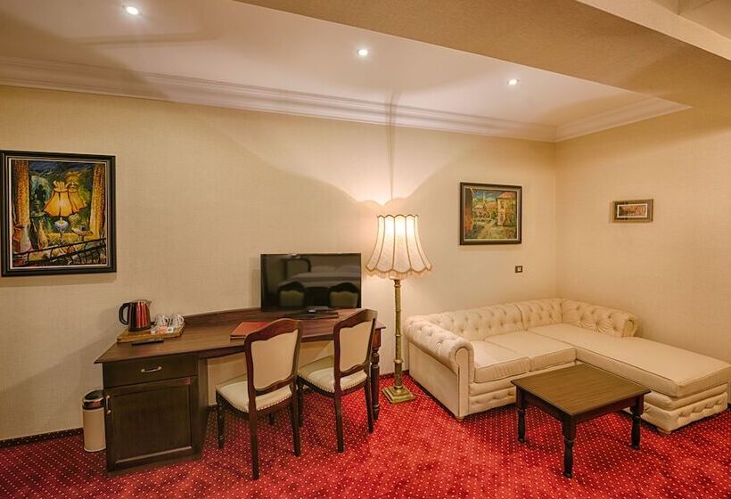 ジュニアスイート, Magus