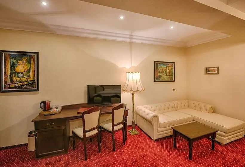 Junior Suite, Magus