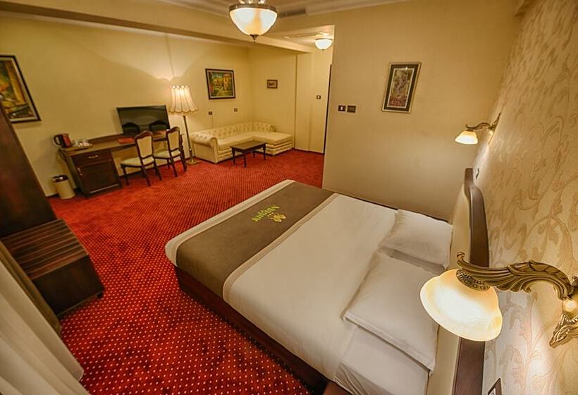 Junior Suite, Magus