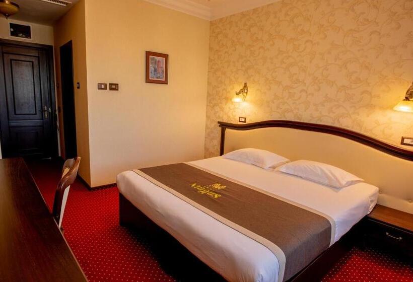 デラックスルーム, Magus