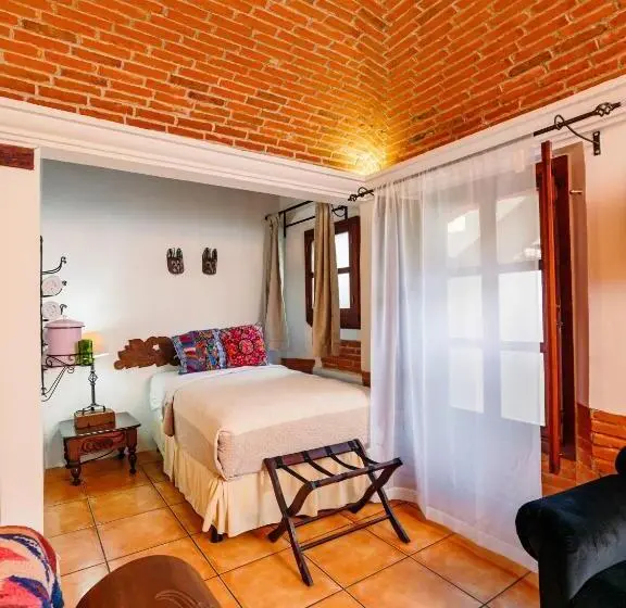 اتاق استاندارد سه نفره, Naif Boutique