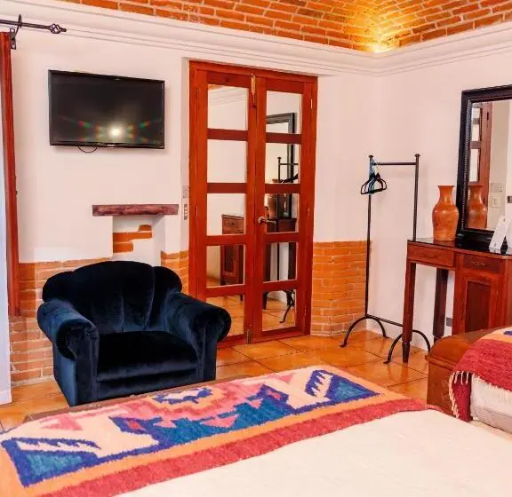 اتاق استاندارد سه نفره, Naif Boutique