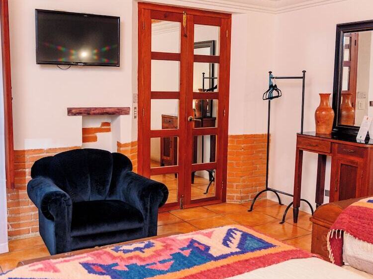 اتاق استاندارد سه نفره, Naif Boutique