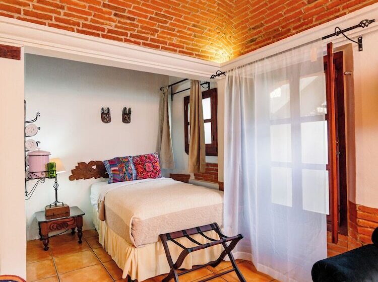 اتاق استاندارد سه نفره, Naif Boutique