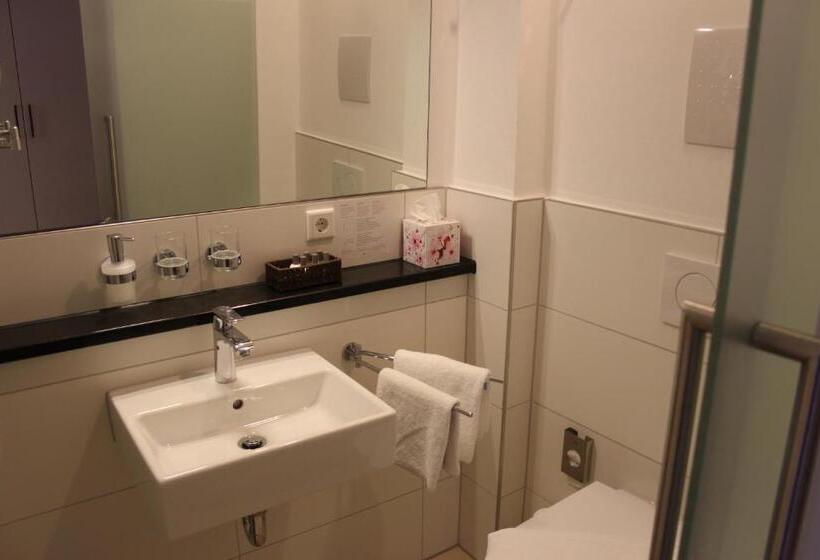 اتاق لوکس با چشمانداز, Schmales Haus