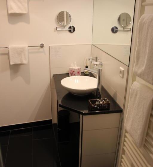 اتاق لوکس با چشمانداز, Schmales Haus