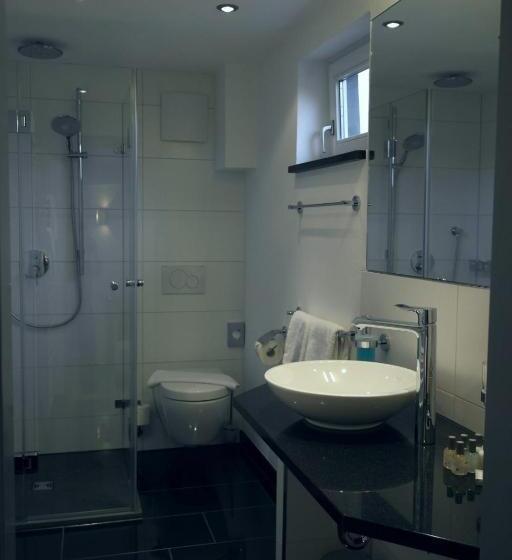 اتاق لوکس با چشمانداز, Schmales Haus