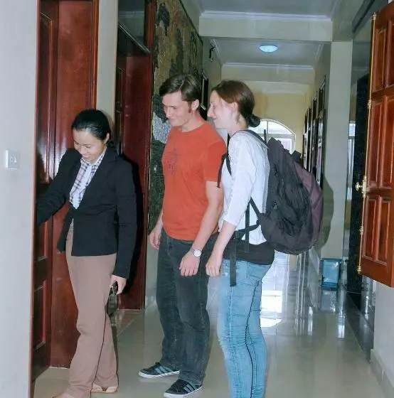 اتاق استاندارد سه نفره, Viet Nhat