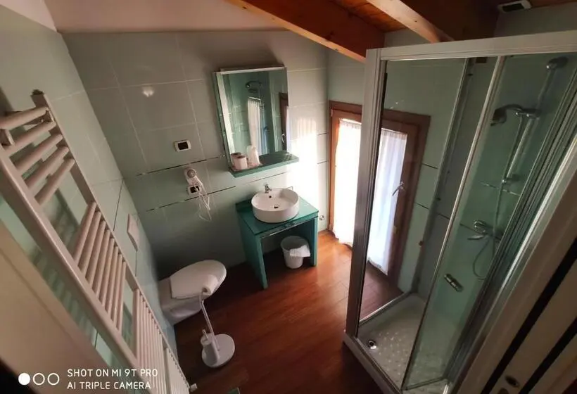 Standard-huone Järvinäkymä, Azzano Holidays B&b