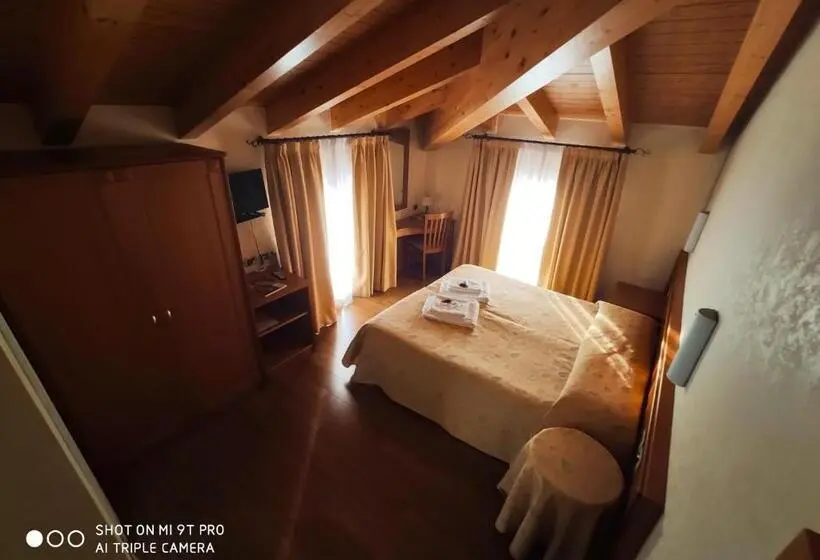 Standard-huone Järvinäkymä, Azzano Holidays B&b