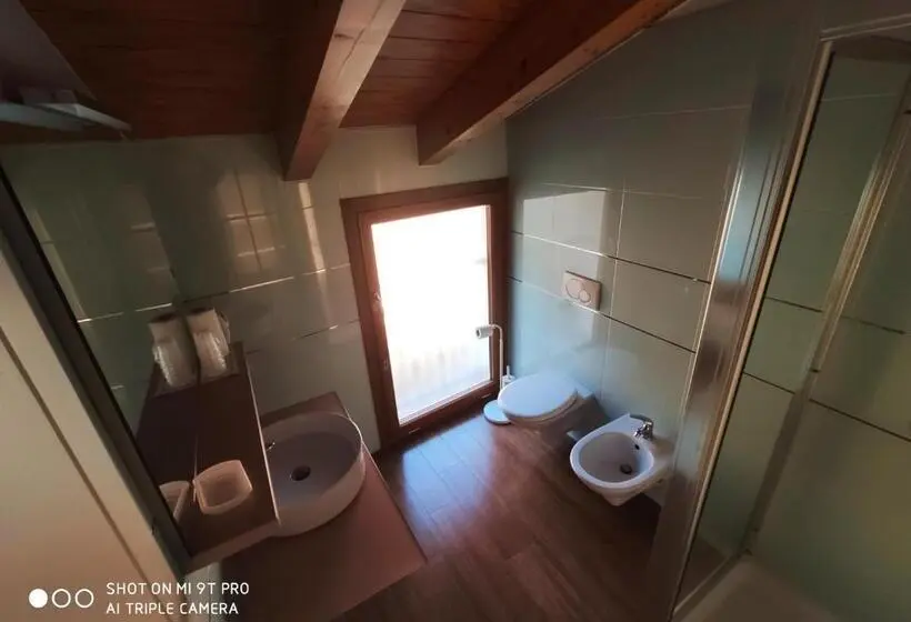 Standard-huone Järvinäkymä, Azzano Holidays B&b