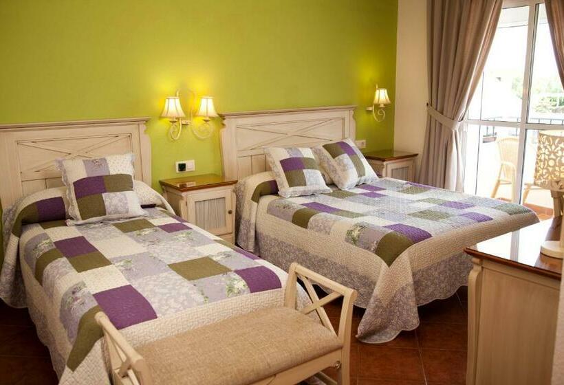 Номер Стандарт Трехместный, Hostal Los Pinos