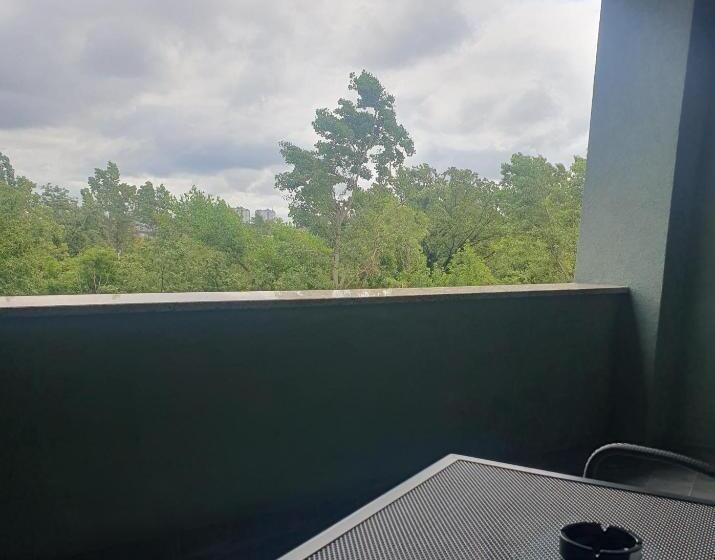 חדר סטנדרט לשלושה, Europa