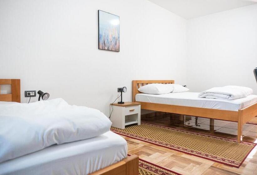 חדר סטנדרט לשלושה, Europa