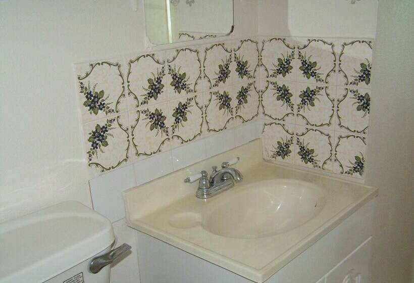 استودیوی استاندارد, Round Rock Apartments On Sea