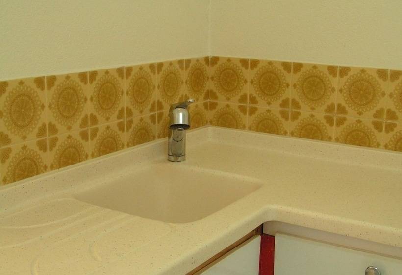 استودیوی استاندارد, Round Rock Apartments On Sea
