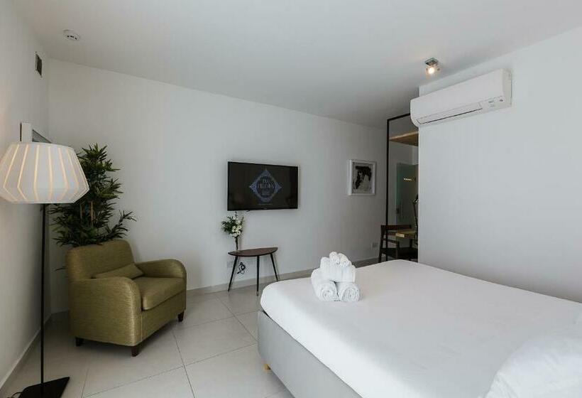 سوییت جونیور, Two Pillows Boutique Hostel