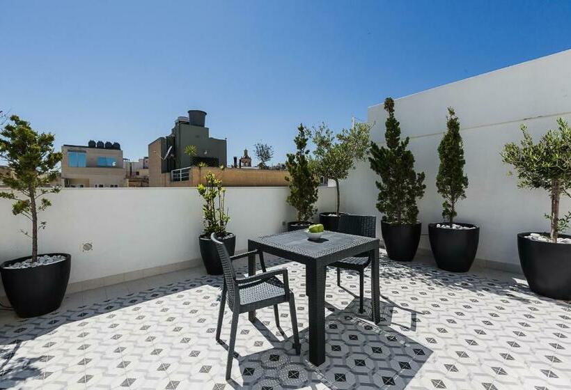 سوییت جونیور, Two Pillows Boutique Hostel