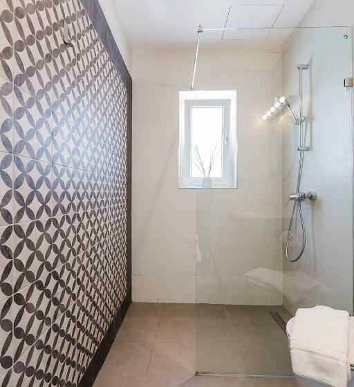 سوییت جونیور, Two Pillows Boutique Hostel