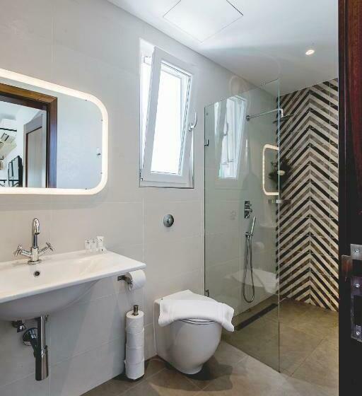 سوییت سوپریور, Two Pillows Boutique Hostel