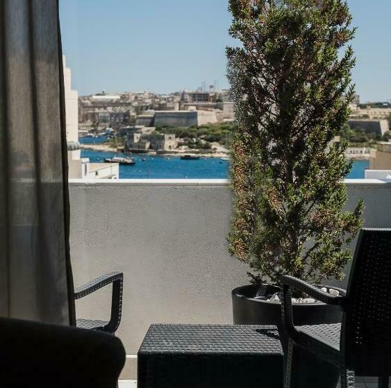 سوییت سوپریور, Two Pillows Boutique Hostel