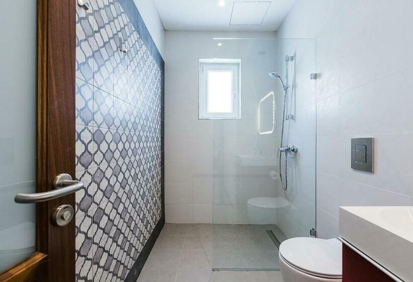 سوییت لوکس, Two Pillows Boutique Hostel